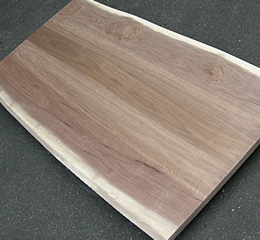 材木の有効活用と安定した品質の為に、広幅サイズを横ハギ１枚板でお届け致します。